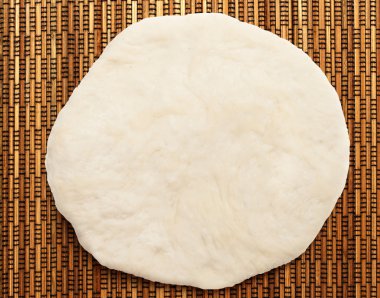 Taze hamur pişmeye hazır.