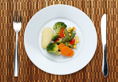 Kızarmış sebze plaka üzerinde