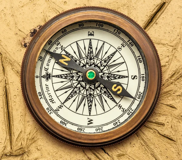 Ročník mosazný kompas — Stock fotografie