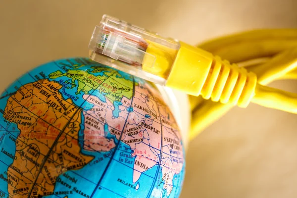 Ethernet-kabel voor computer en globe — Stockfoto