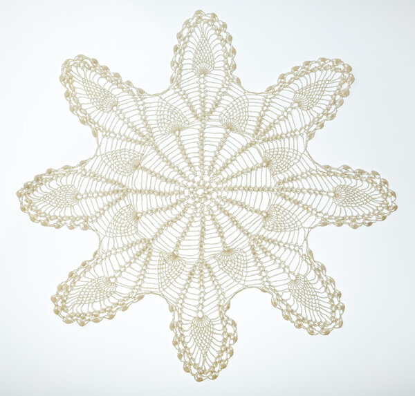Вязаные кружева на белом

