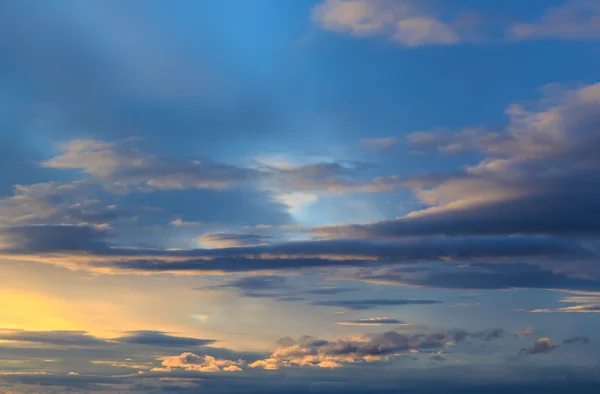 Блакитне небо з білою хмарою — стокове фото