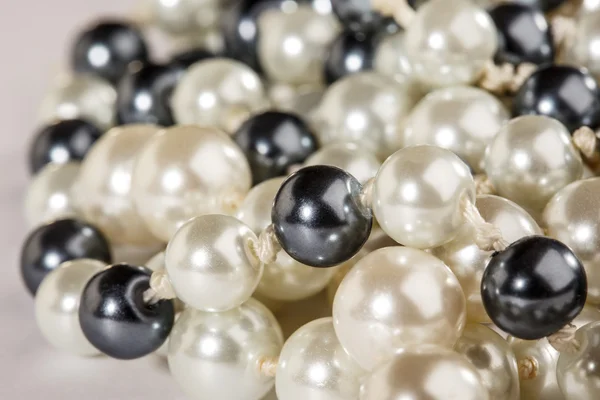 黒と白の真珠の文字列 — ストック写真