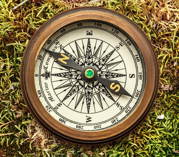 Ročník mosazný kompas — Stock fotografie