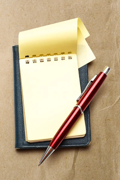 Żółty pustego notatnika z piórem — Zdjęcie stockowe