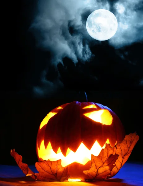 Citrouille d'Halloween en colère et pleine lune — Photo
