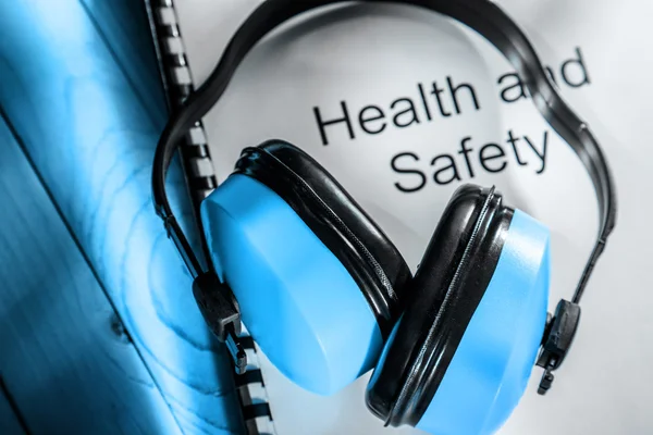 Registro de salud y seguridad con auriculares — Foto de Stock