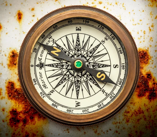Vintage brass compass — Stock Photo, Image