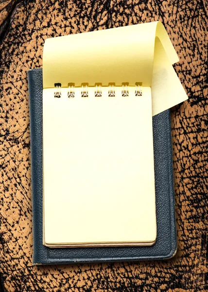 Yellow blank notepad — Stock Photo, Image