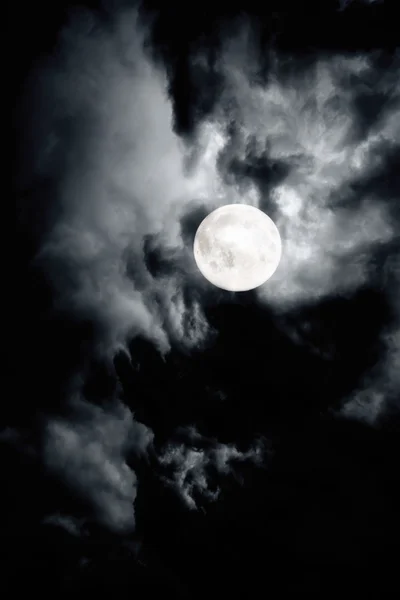 Cielo con luna llena — Foto de Stock