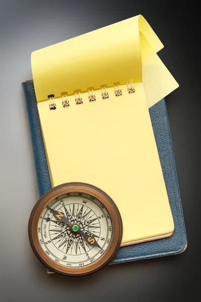 Vintage kompas i notatnik — Zdjęcie stockowe