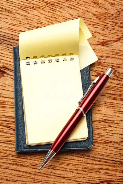 Yellow blank notepad with pen — Stock Photo, Image
