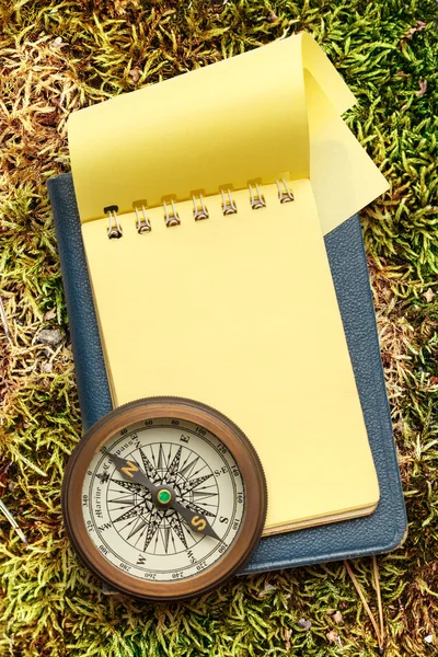 Vintage compass and notepad — Stock Photo, Image