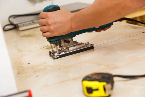 Installing new hob in modern kitchen — Stock Photo, Image