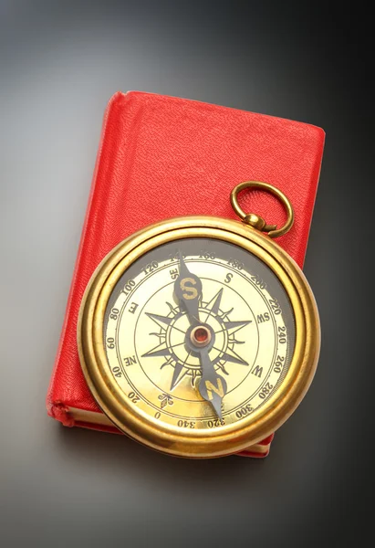 Röd bok med retro kompass — Stockfoto