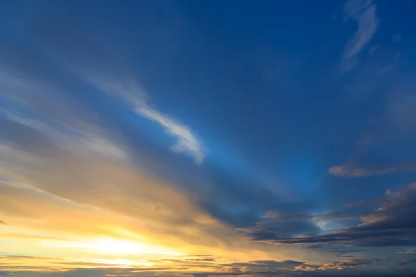 Cielo azul con nube blanca —  Fotos de Stock