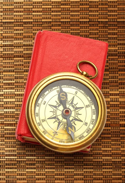Röd bok med retro kompass — Stockfoto