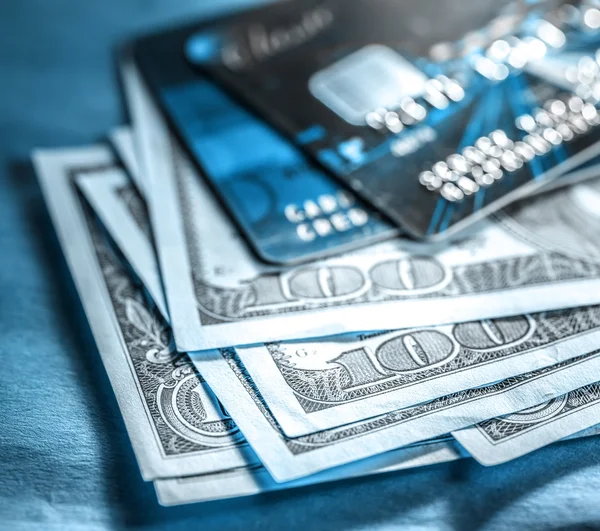 Credit cards en dollars in contant geld — Stockfoto