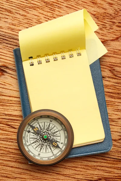 Vintage compass and notepad — Stock Photo, Image
