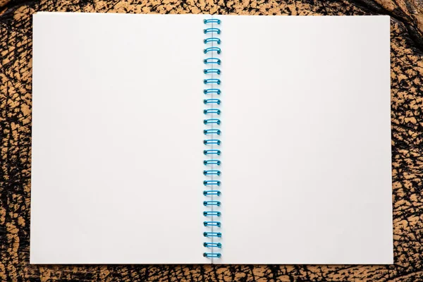 Um caderno em branco aberto — Fotografia de Stock