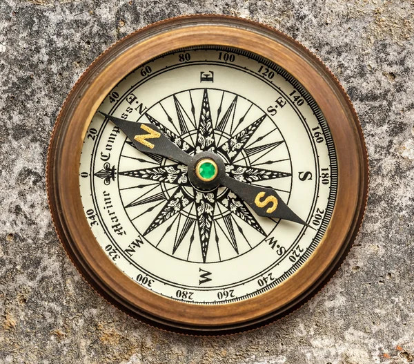 Jahrgangskompass aus Messing — Stockfoto