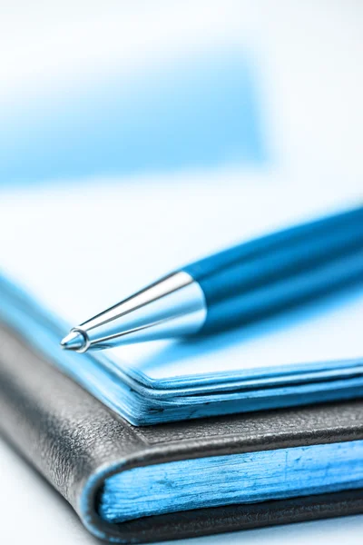 Paper blocks with pen — Stock Photo, Image