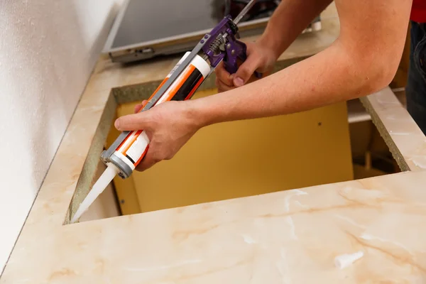 Installation d'une nouvelle plaque de cuisson dans la cuisine moderne — Photo