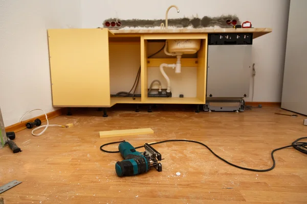 Instalace myčky v nové kuchyni — Stock fotografie