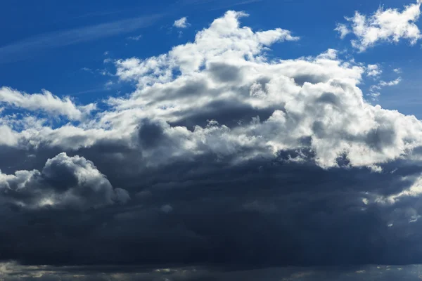 Ciel bleu avec nuage blanc — Photo