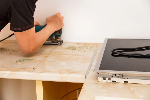 Installing new hob in modern kitchen — Stock Photo, Image