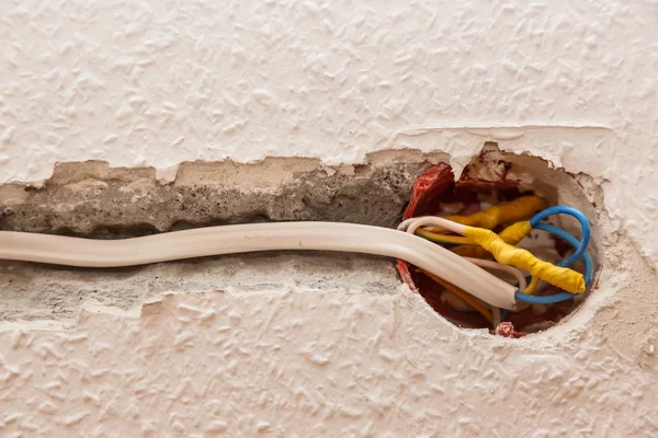 Instalación de toma de corriente en pared —  Fotos de Stock