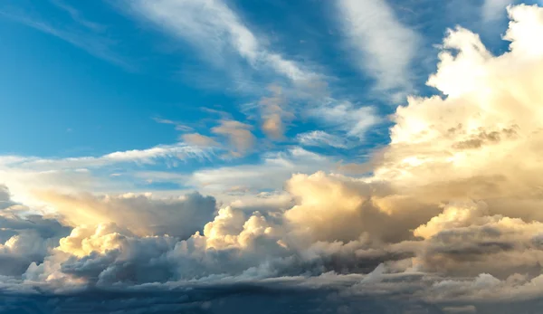 Захід сонця на фоні блакитного неба — стокове фото