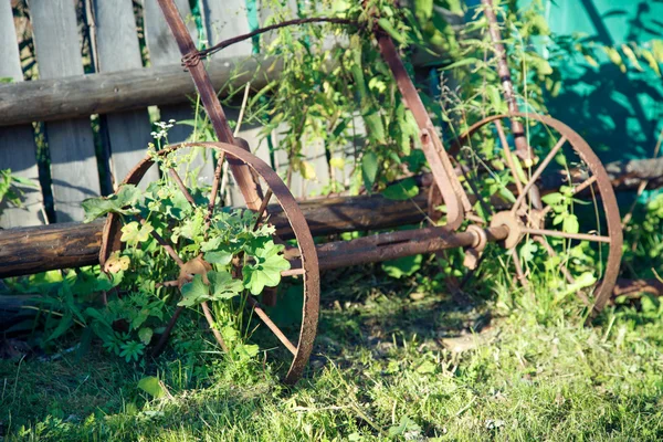 Velho carrinho rodas — Fotografia de Stock
