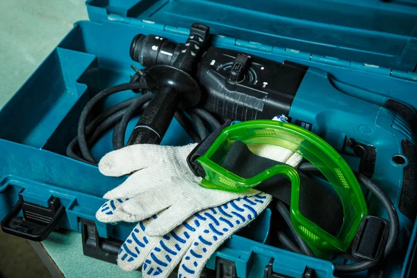 Bohrer, Handschuhe und Schutzbrille — Stockfoto