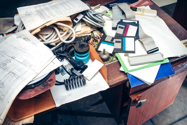 Local de trabalho confuso com papel na mesa — Fotografia de Stock