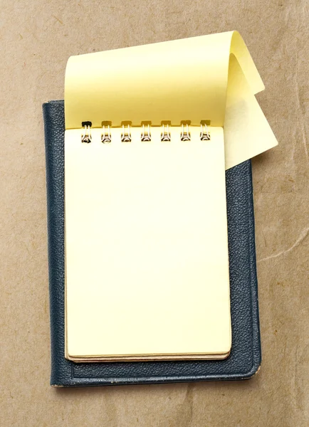 Żółty pustego notatnika z otwartą stronę — Zdjęcie stockowe