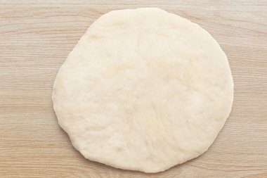 Taze hamur pişmeye hazır.