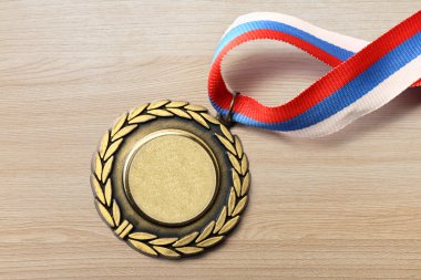 Üç renkli kurdele ile metal madalya