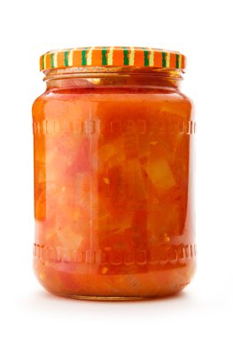 Beyaz üzerine kavanoz turşu sebze