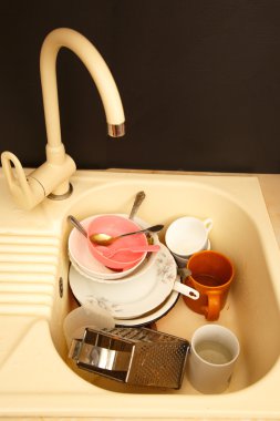 Mutfak lavabosunda kirli bulaşıklar