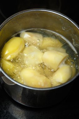 Tencerede kaynayan patates