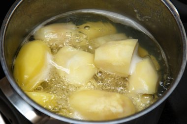 Tencerede kaynayan patates