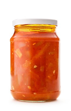 Beyaz üzerine kavanoz turşu sebze