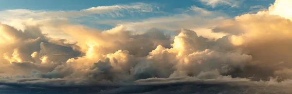 Puesta de sol en el cielo azul —  Fotos de Stock