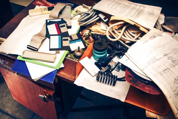 Posto di lavoro disordinato con carta sul tavolo — Foto Stock