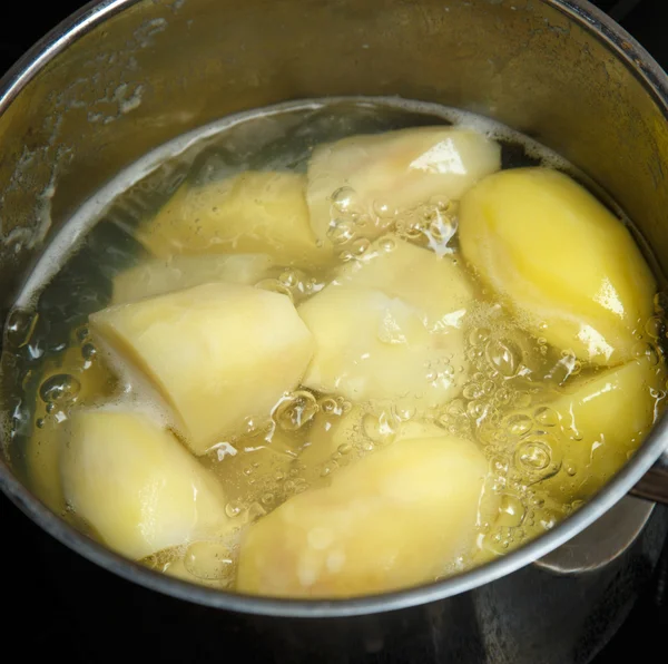 Batatas fervendo em panela — Fotografia de Stock