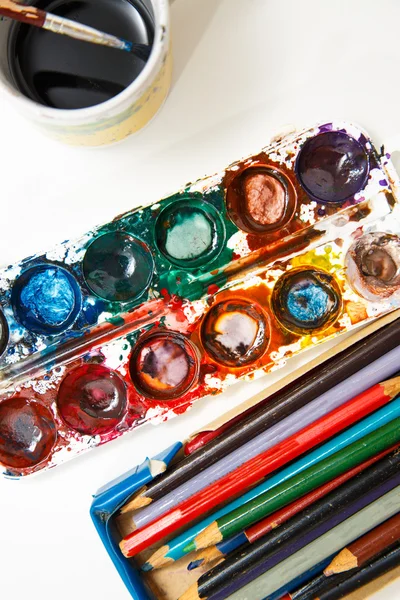 Akvarel akvarelových barev a tužky — Stock fotografie