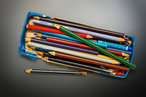 Kleur potloden in een doos — Stockfoto