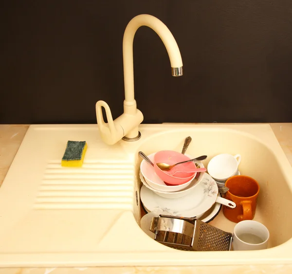 Dirty dishes in kitchen sink — Stock Photo, Image