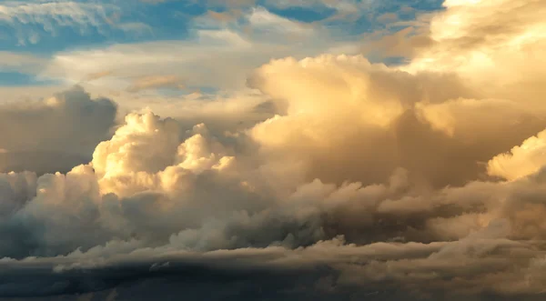 üzerinde mavi gökyüzü günbatımı